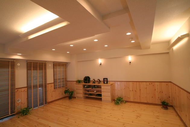 山小屋風の無垢材を使ったリビング