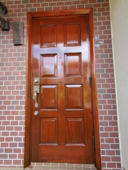 狭山市　玄関ドアリフォーム　塗装で格調高いドアに
