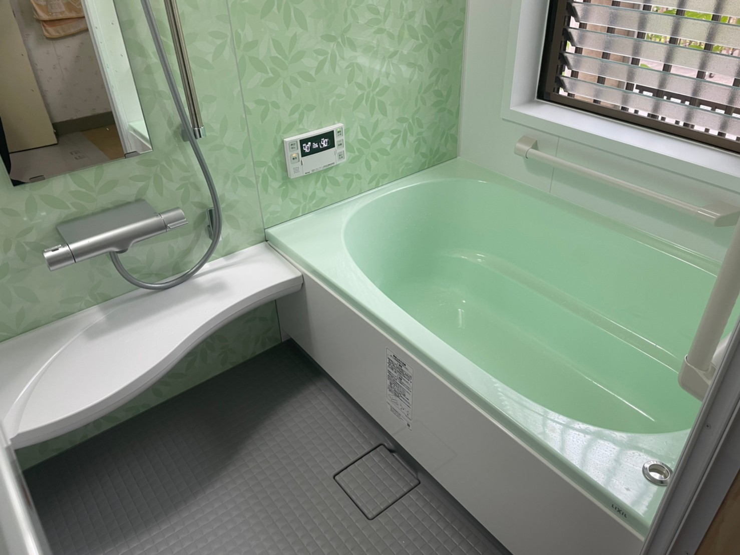 入間市　浴室リフォーム　グリーンの葉模様が爽やかなバスルーム